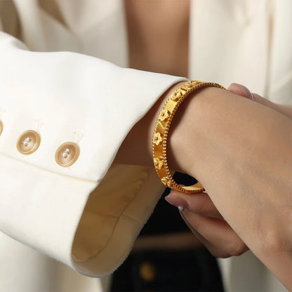 Elegant 8-piece Stainless Steel Bracelet Set With Rhinestone Embellishments, A Stylish Combination For Everyday Wear And Holiday